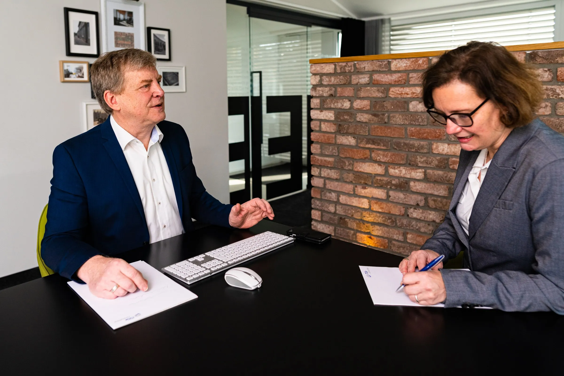 Beratungsgespräch am Besprechungstisch im Büro in Mainz