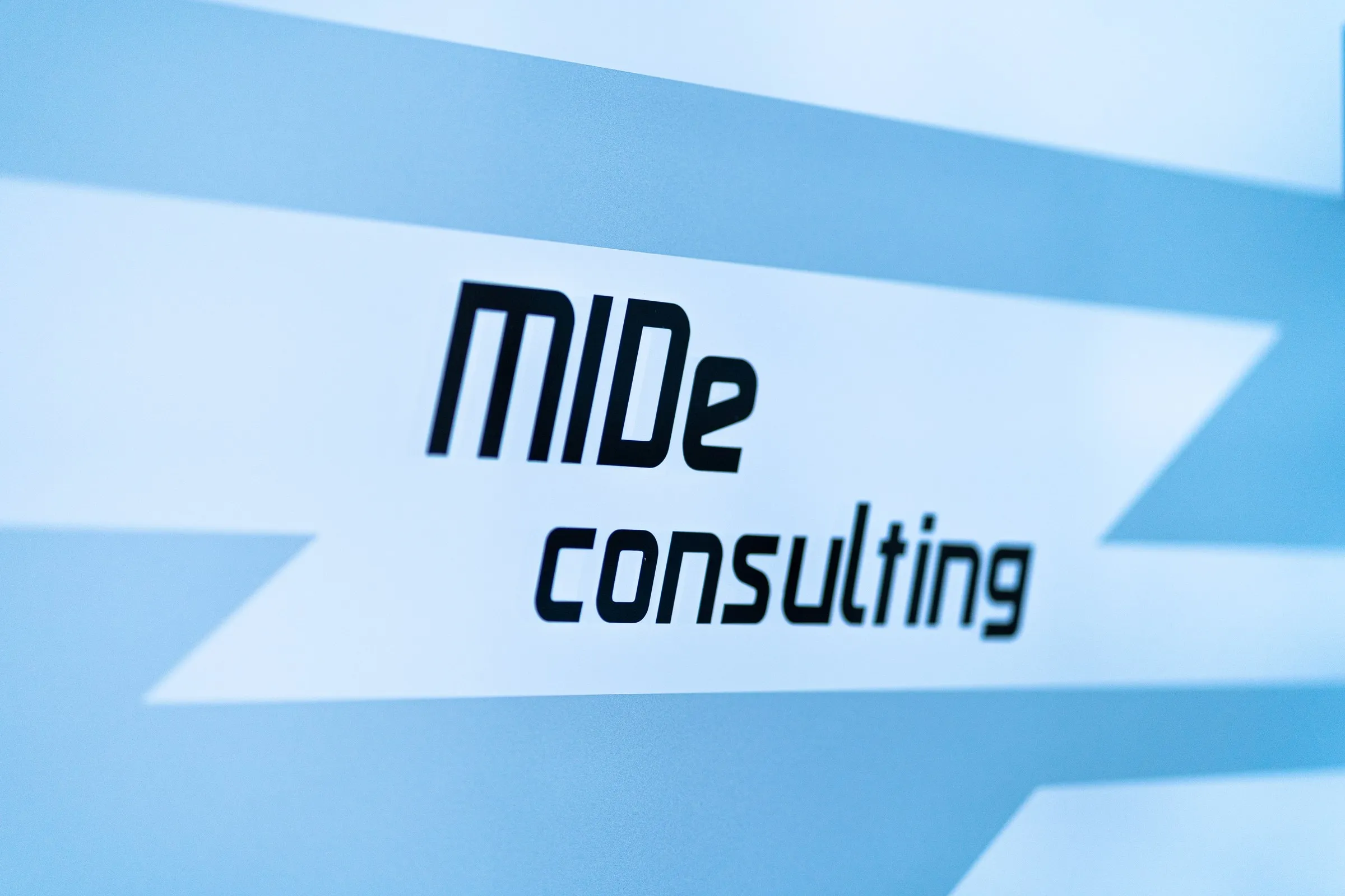 Wand im Büro mit dem Logo von MIDe-consulting