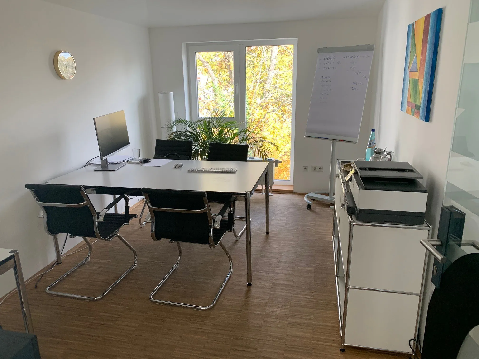 Besprechungsraum von MIDe-consulting mit großem Tisch und Stühlen in der Mombacherstraße 52 in Mainz